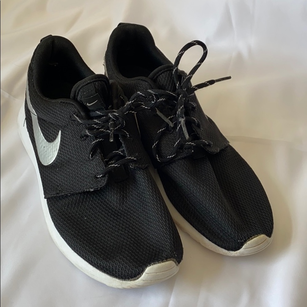 Nike Roshe Run Sneakers